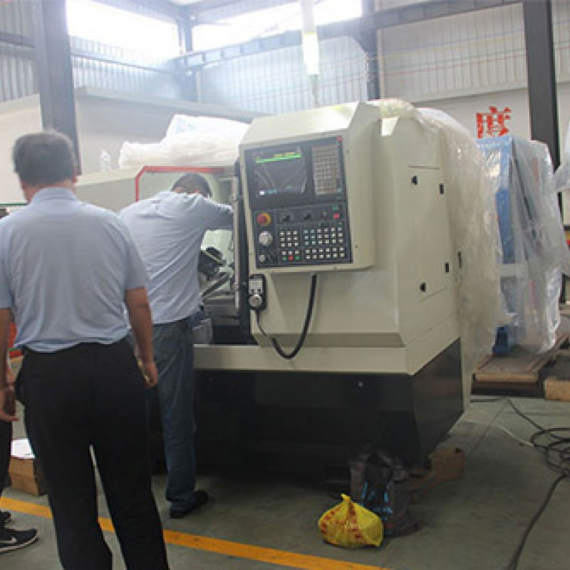 客戶驗收公司新研發的數控油（yóu）嘴專機