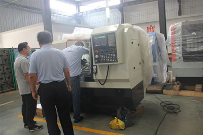 客戶驗收公司（sī）新研發的數控（kòng）油嘴專機